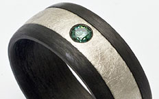 Ring aus Carbon und Palladium mit grünem Diamant
