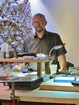 Ulrich Sollberger im Goldschmiede-Atelier