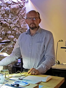 Goldschmied Ulrich Sollberger im Goldschmiede-Atelier
