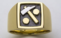 Ring aus Gelbgold mit Wappen Schmidt
