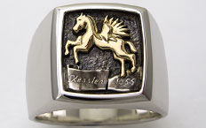 Wappenring Kessler aus Silber mit geflügeltem Pferd aus Gold