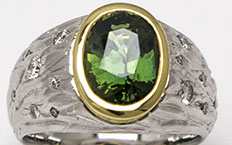 Ring aus Weissgold mit grünem Saphir und Brillanten