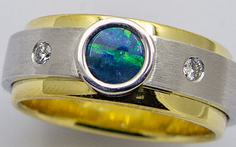 Alter Ehering aus Gelbgold, erweitert zu einem Schmuckring mit einem Ring aus Weissgold, mit einem Opal und zwei Brillanten