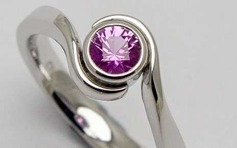 Ring aus Weissgold mit einem naturfarbigen Pink-Saphir